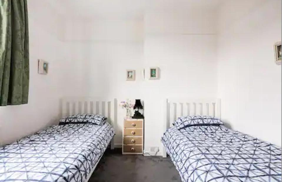 Lovely Three Bedroomed House, Parking 2 Cars Londyn Zewnętrze zdjęcie